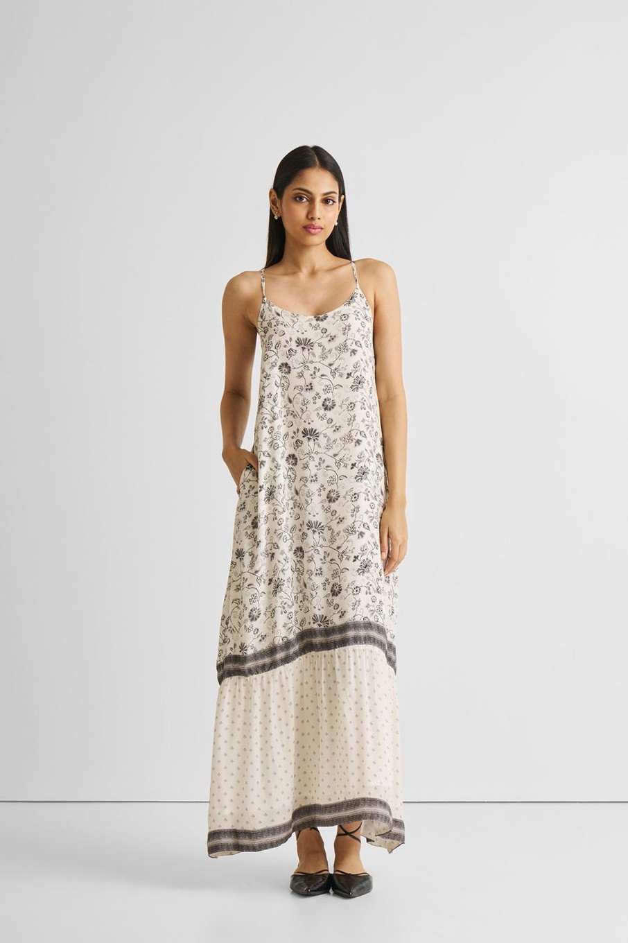 Reistor Dresses | Flowy Maxi Dress In Black Florals Wildflower Waltz