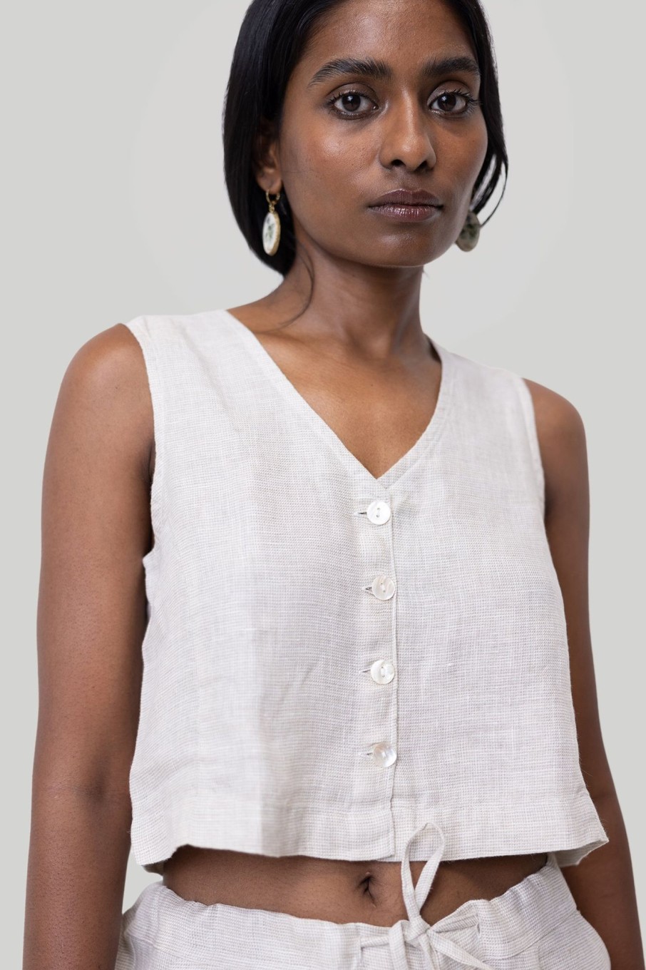 Reistor Tops | Cropped Vest Shirt In Ecru Linen-Check