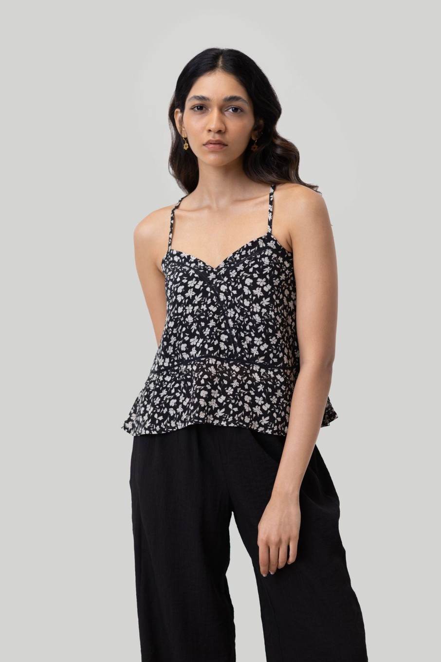 Reistor Tops | V-Neck Camisole With Lace Monochrome-Medley